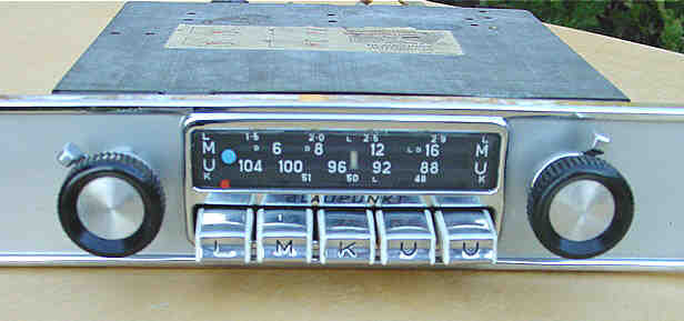 Autoradio vintage BLAUPUNKT type DORTMUND (1969) pour PEUGEOT 404