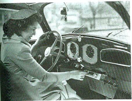 Oldschool VW car radio PHILIPS model D 493 V (1951)