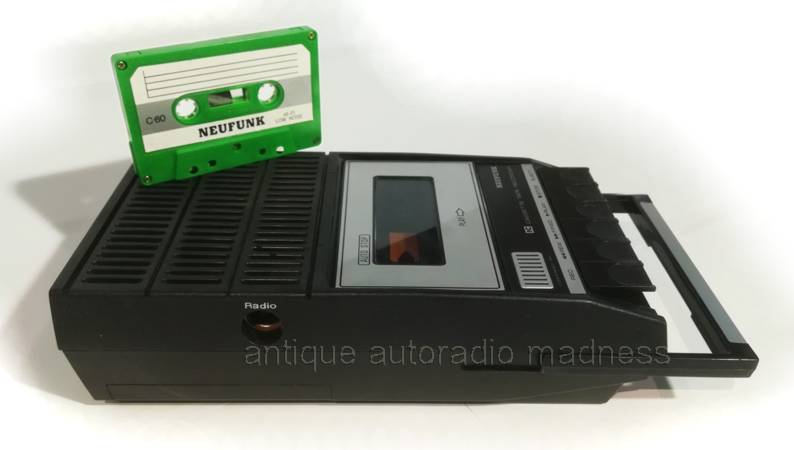 Oldschool portable mini cassette recorder NEUFUNK model M2519