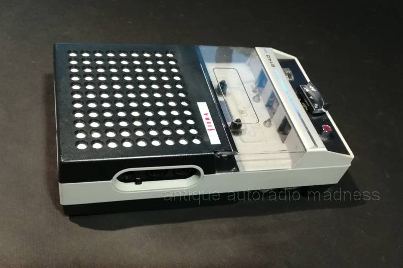 Lecteur enregistreur de cassettes portable PHILIPS modèle N2209 (1970)Lecteur enregistreur de cassettes portable SIERA modèle SA-9140 T (1967)