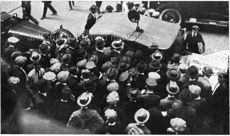 New York audiences listen to news in the street - Press vehicule with loudspeaker (1922) 